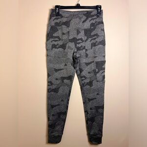 Mondetta luxury performance leggings gray camo size medium.